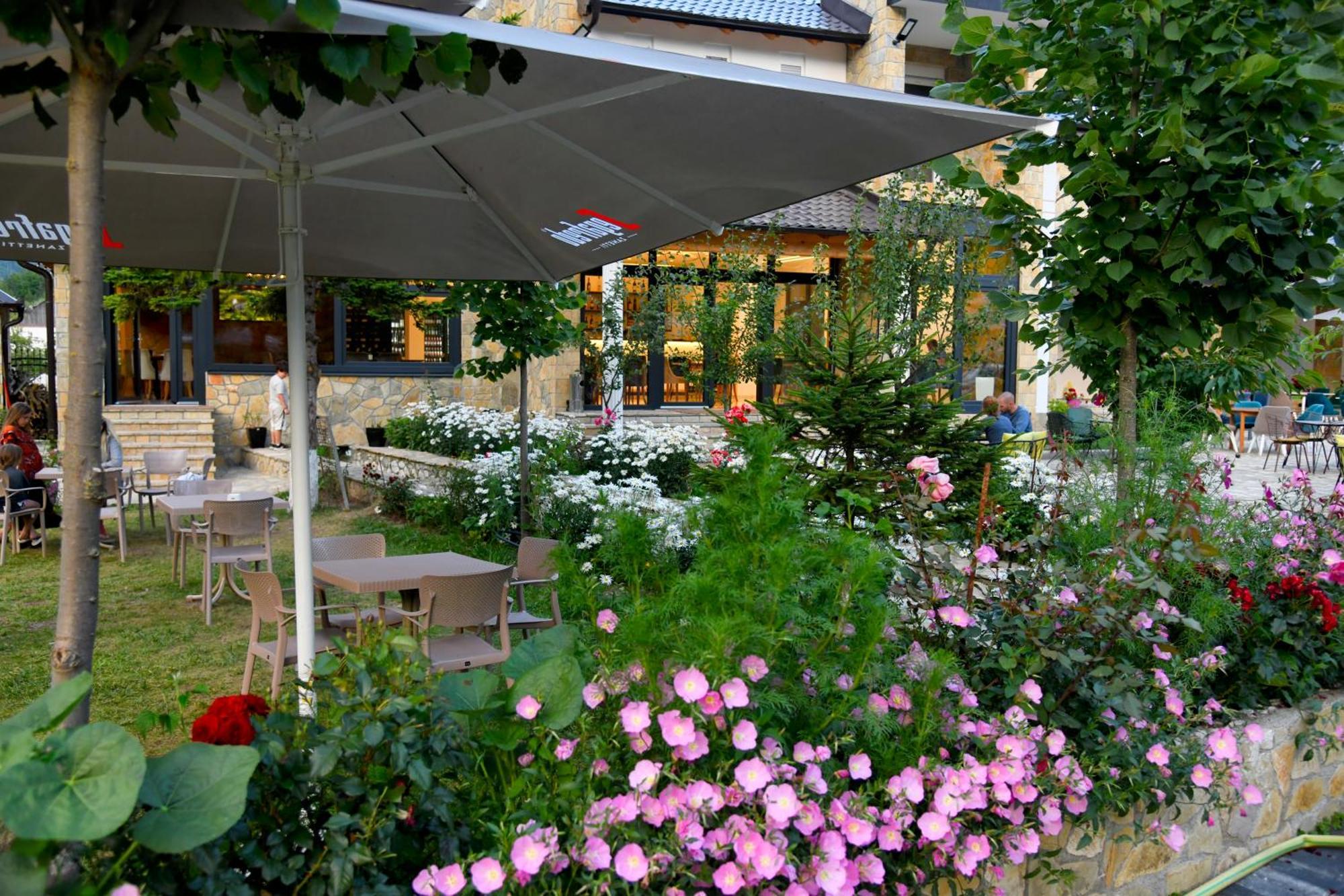 Breezy Hotel Βαλμπόνα Εξωτερικό φωτογραφία