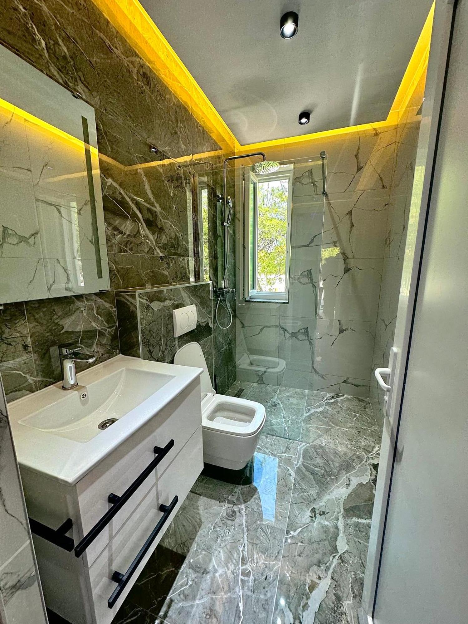 Breezy Hotel Βαλμπόνα Εξωτερικό φωτογραφία