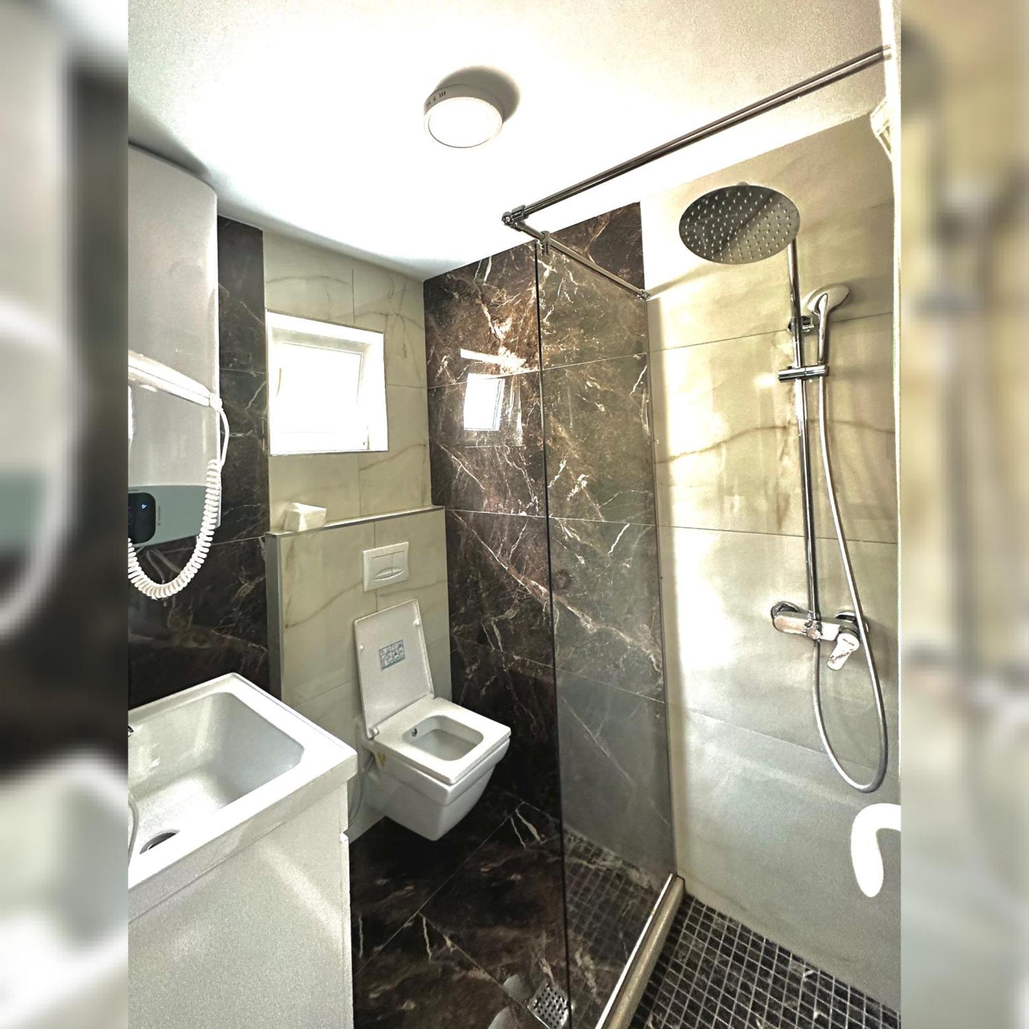 Breezy Hotel Βαλμπόνα Εξωτερικό φωτογραφία