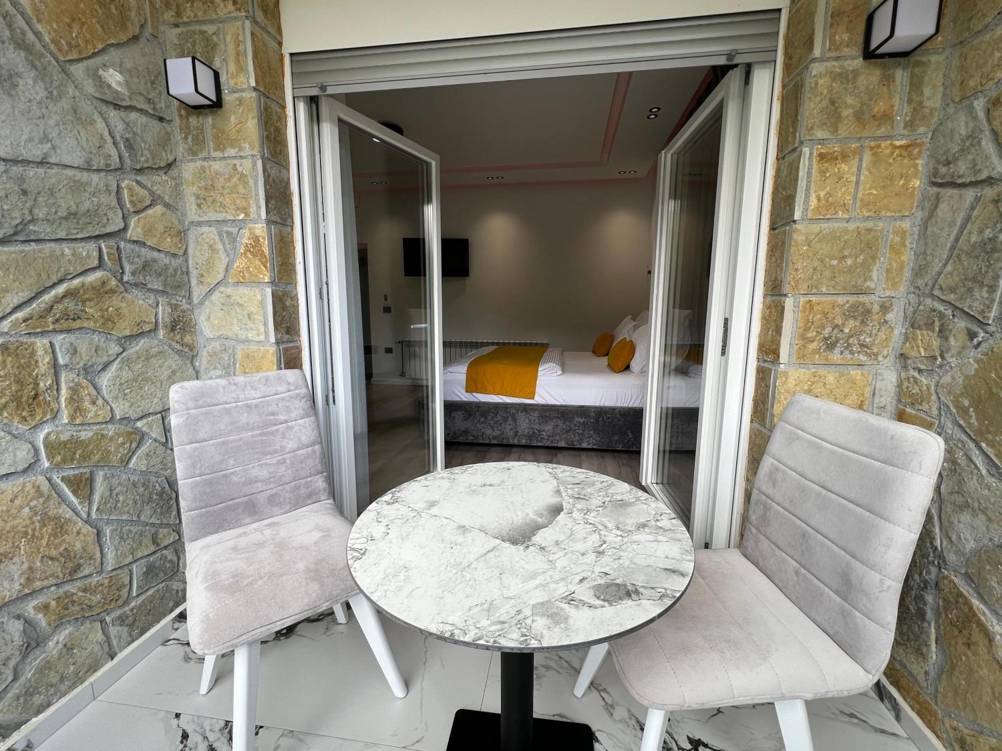Breezy Hotel Βαλμπόνα Εξωτερικό φωτογραφία